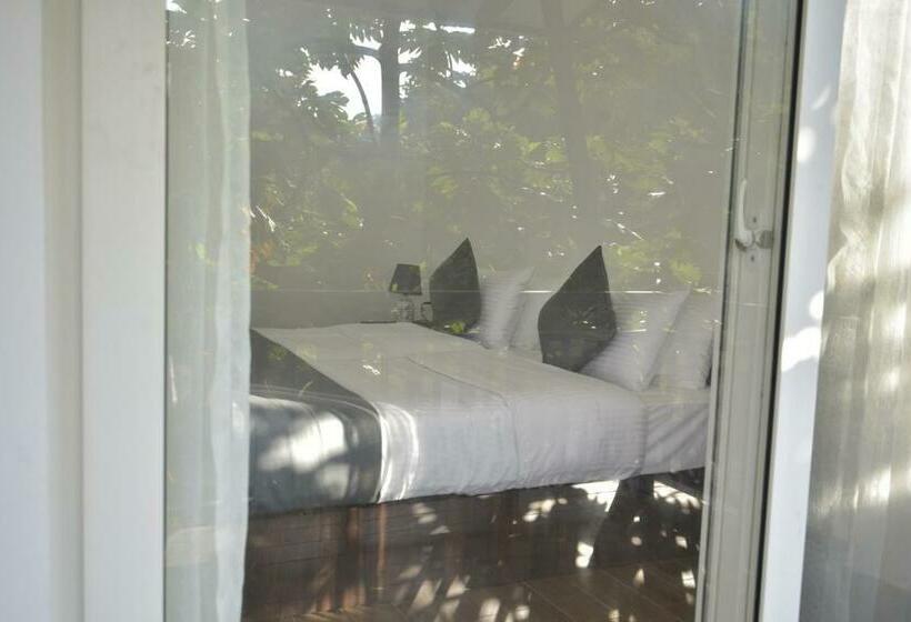 バルコニー付きデラックスルーム, Sattva The Awakening Garden