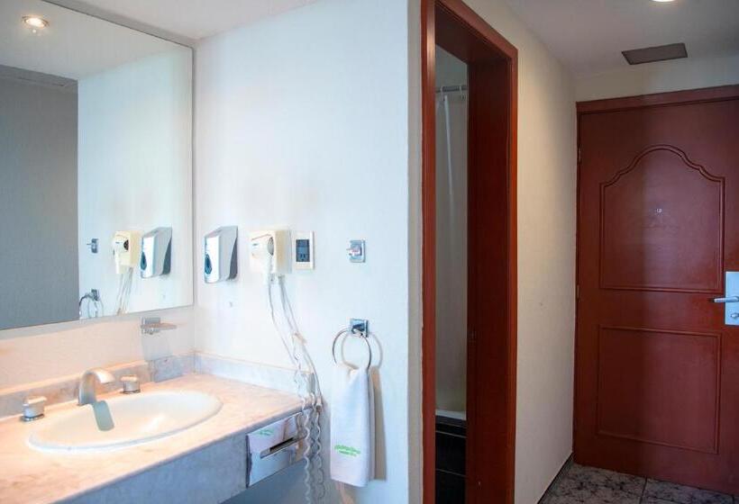 غرفه قياسيه سريرين مزدوجين, Lois Veracruz