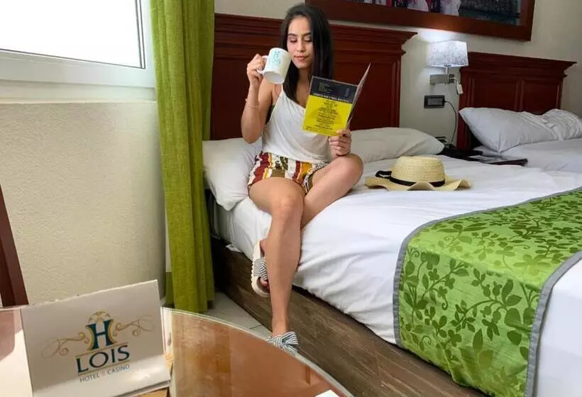 اتاق لوکس, Lois Veracruz