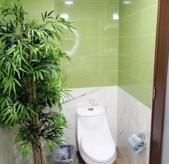 سوئیت مستر, Lois Veracruz