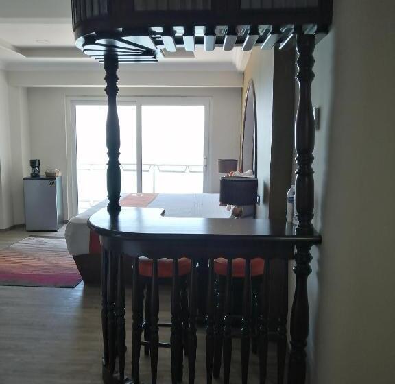 ماستر سويت, Lois Veracruz