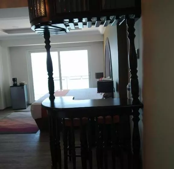 سوئیت مستر, Lois Veracruz