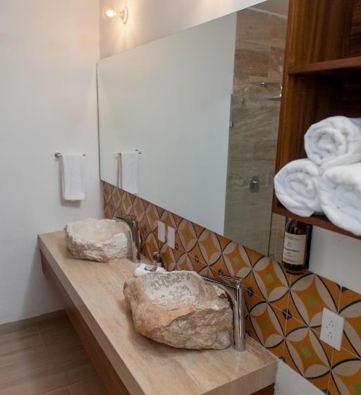 패밀리 스튜디오, Latino Hotel Boutique