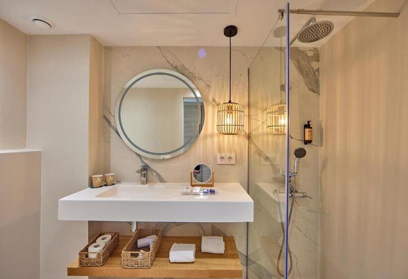 جناح جونيور مزوَّد بتراس, Tomir Portals Suites  Adults Only