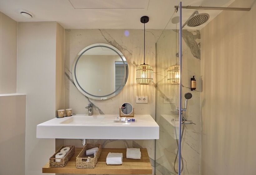 غرفة قياسية مزوَّدة بتراس, Tomir Portals Suites  Adults Only