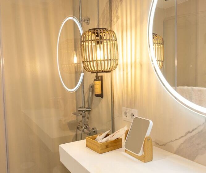 غرفة قياسية مطلّة علي البحر مزوَّدة بشُرفة, Tomir Portals Suites  Adults Only