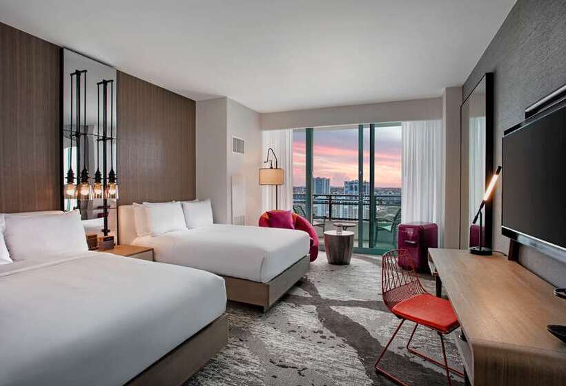 غرفه قياسيه سريرين مزدوجين, Aka Brickell