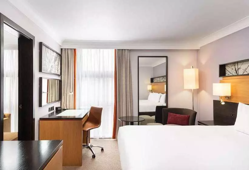 استودیو استاندارد با تخت کینگ, Aka Brickell