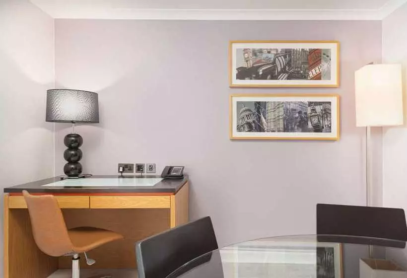 استودیو استاندارد با تخت کینگ, Aka Brickell