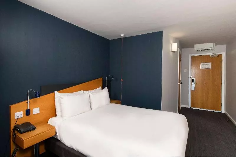 اتاق استاندارد برای معلولان, Holiday Inn Express Swansea East, An Ihg
