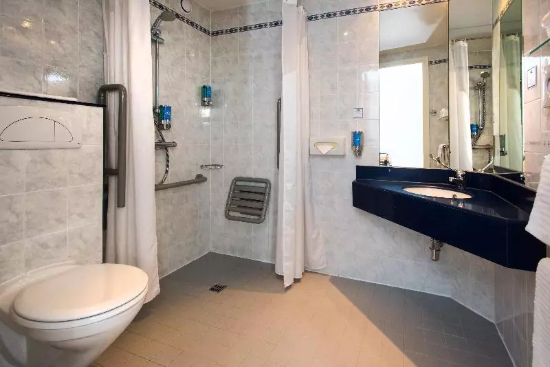 اتاق استاندارد برای معلولان, Holiday Inn Express Swansea East, An Ihg