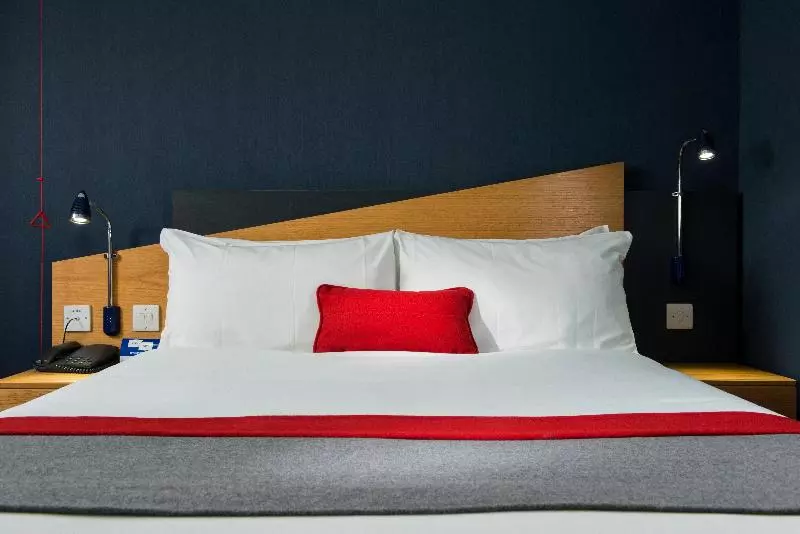 اتاق استاندارد برای معلولان, Holiday Inn Express Swansea East, An Ihg