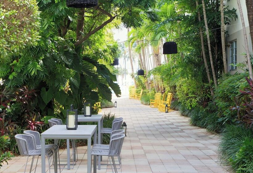 חדר פרמיום נוף לגינה, Kimpton Surfcomber Hotel, An Ihg