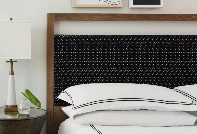 带2个双人床的标准工作室, Kimpton Surfcomber Hotel, An Ihg