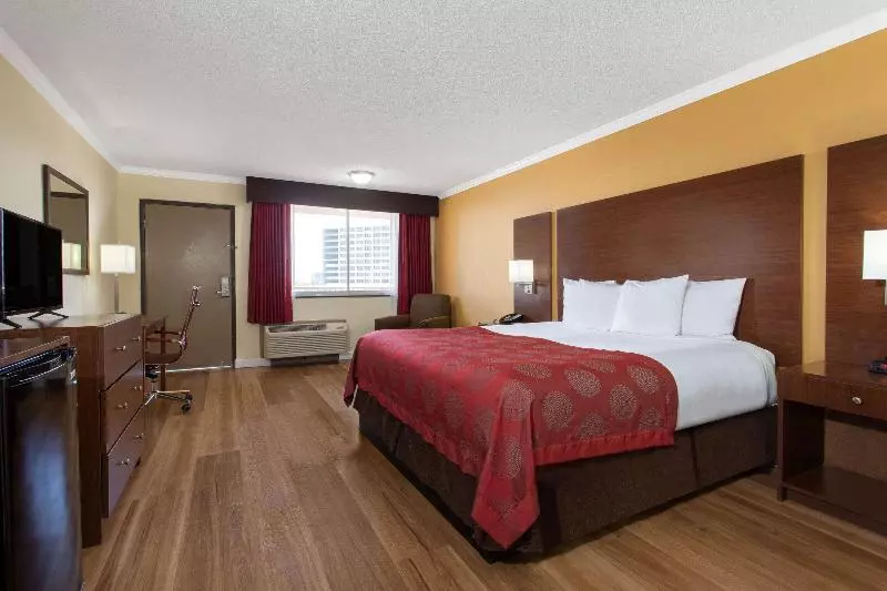 キングサイズベッドのスタンダードルーム, Ramada By Wyndham Tampa Westshore Airport South