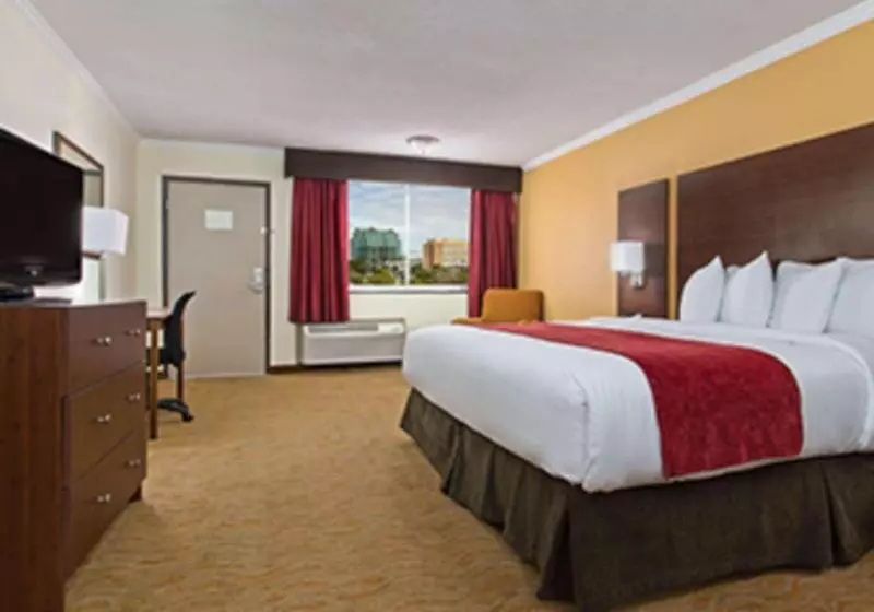 キングサイズベッドのスタンダードルーム, Ramada By Wyndham Tampa Westshore Airport South