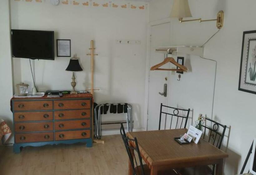 غرفة عائلية, Midway Lodging