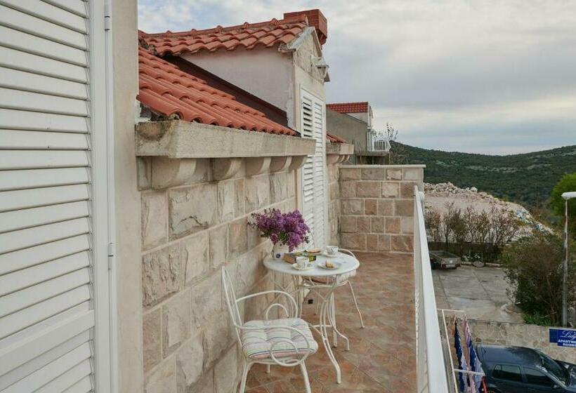 Comfort studio with sea view, Apartments Micika