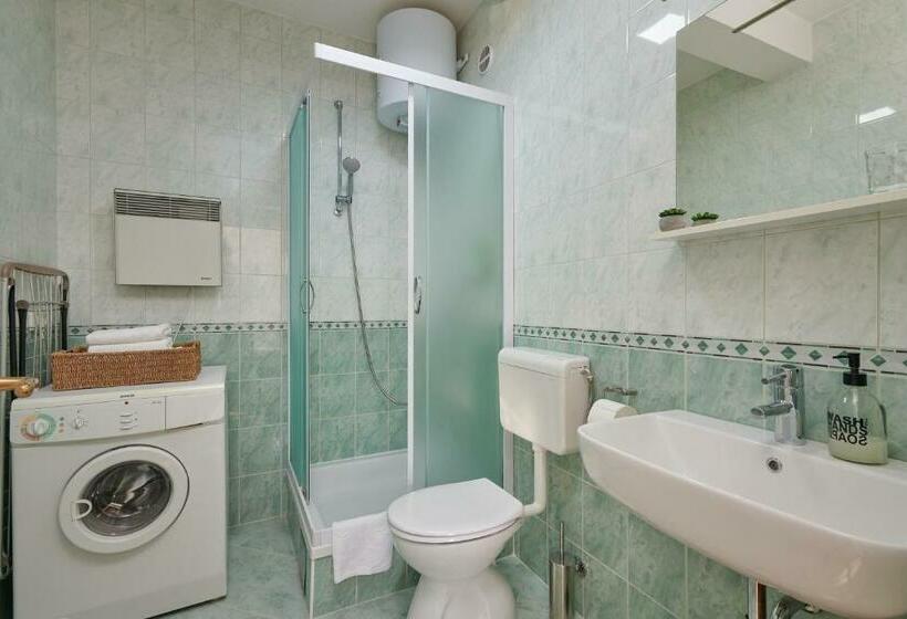 Comfort studio with sea view, Apartments Micika