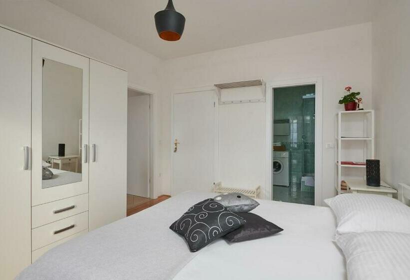 Comfort studio with sea view, Apartments Micika