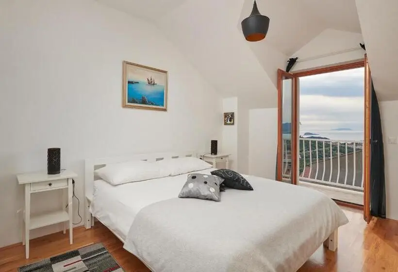Comfort studio with sea view, Apartments Micika