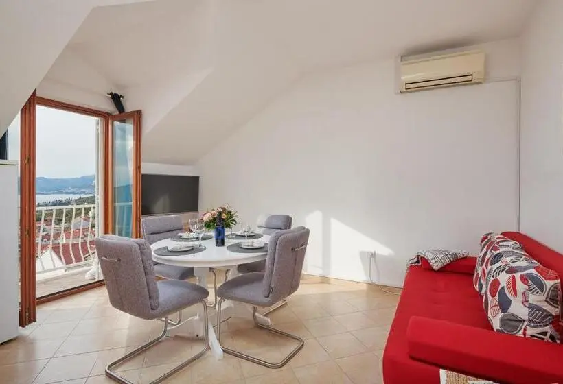 Comfort studio with sea view, Apartments Micika