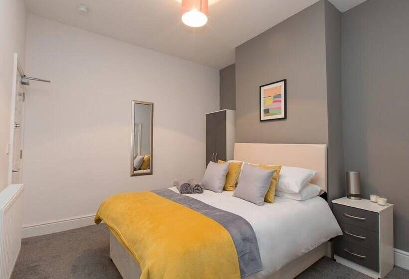 １ベッドルームハウス, Townhouse @ 166 Ruskin Road Crewe