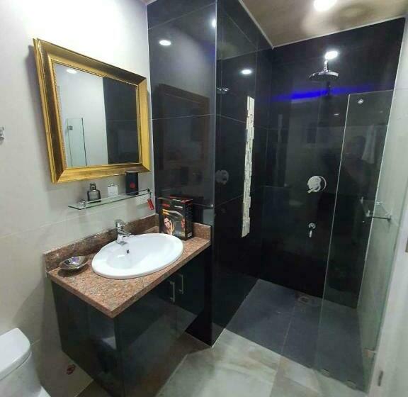 استودیوی لوکس, Kandi Palace