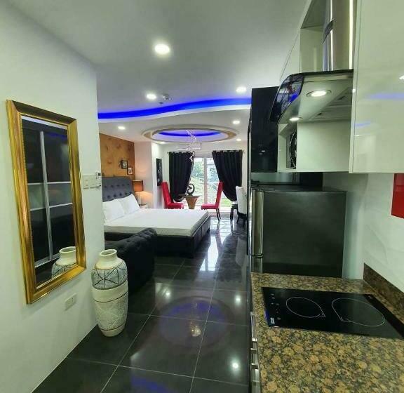 استودیوی لوکس, Kandi Palace