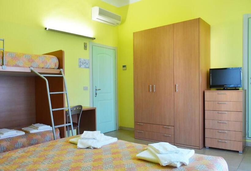 חדר סטנדרט לארבעה, Casa Per Ferie Nostra Signora Tonfano