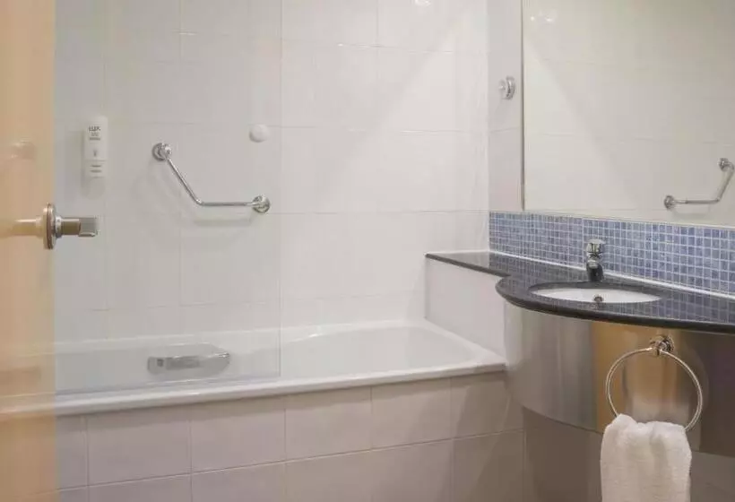 اتاق استاندارد سه نفره, Holiday Inn Express Molins De Rei, An Ihg