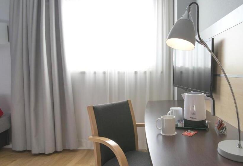 스탠다드 트리플 룸, Holiday Inn Express Molins De Rei, An Ihg