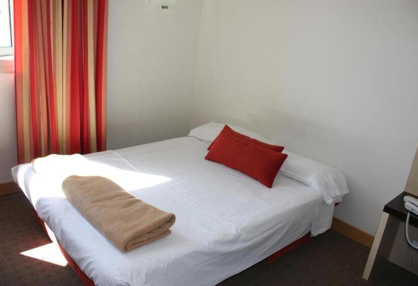 Номер Стандарт Трехместный, Holiday Inn Express Molins De Rei, An Ihg