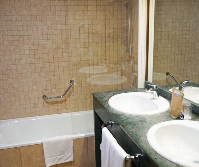 غرفة قياسية ثلاثية, Ohtels Cabogata