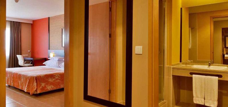 اتاق استاندارد با چشم‌انداز استخر, Pestana Tropico Ocean & City