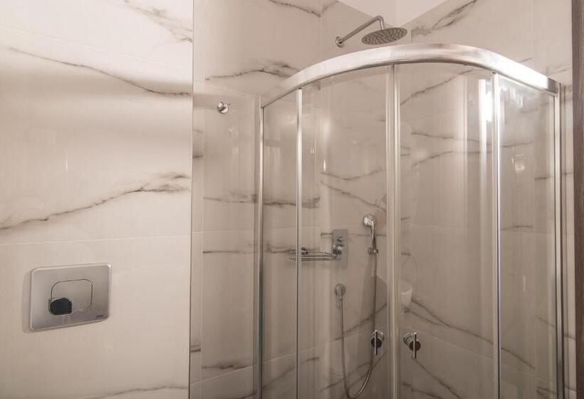 اتاق خانوادگی, Petros