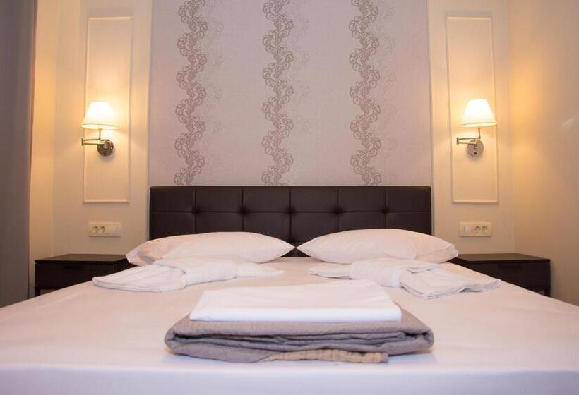 اتاق خانوادگی, Petros