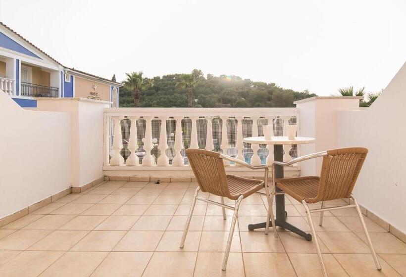 اتاق استاندارد سه نفره, Petros