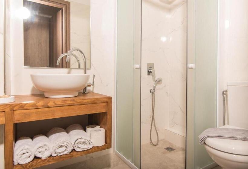 اتاق لوکس سه تخته, Petros