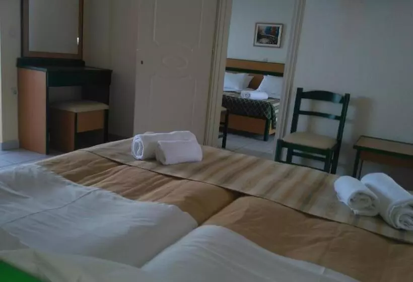 اتاق خانوادگی تودرتو, Porto Skala Hotel Village