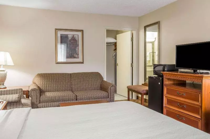 キングサイズベッドのスタンダードルーム, Quality Inn & Suites Hanes Mall