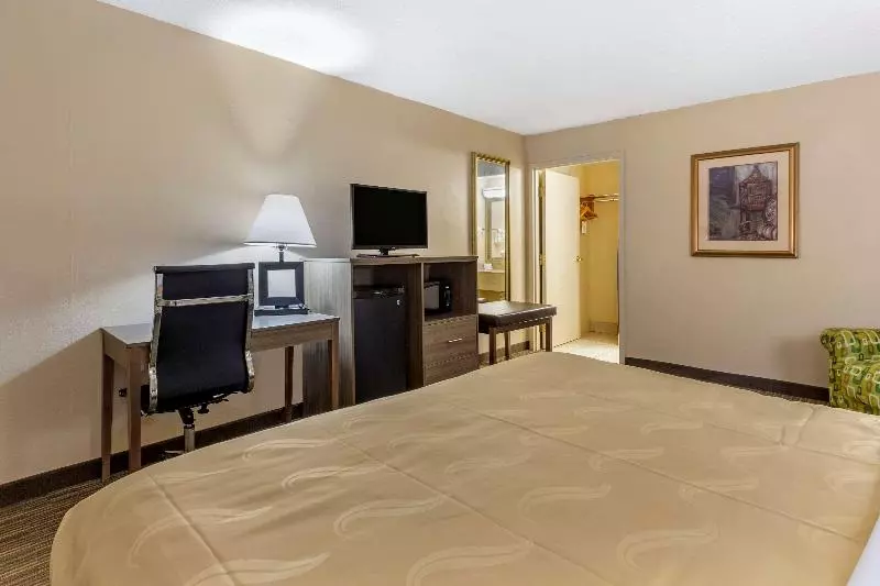 キングサイズベッドのスタンダードルーム, Quality Inn & Suites Hanes Mall
