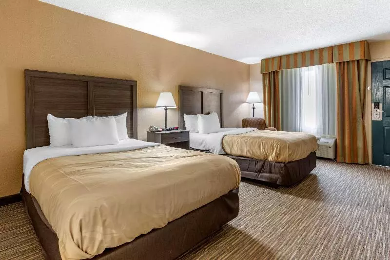 スイート, Quality Inn & Suites Hanes Mall