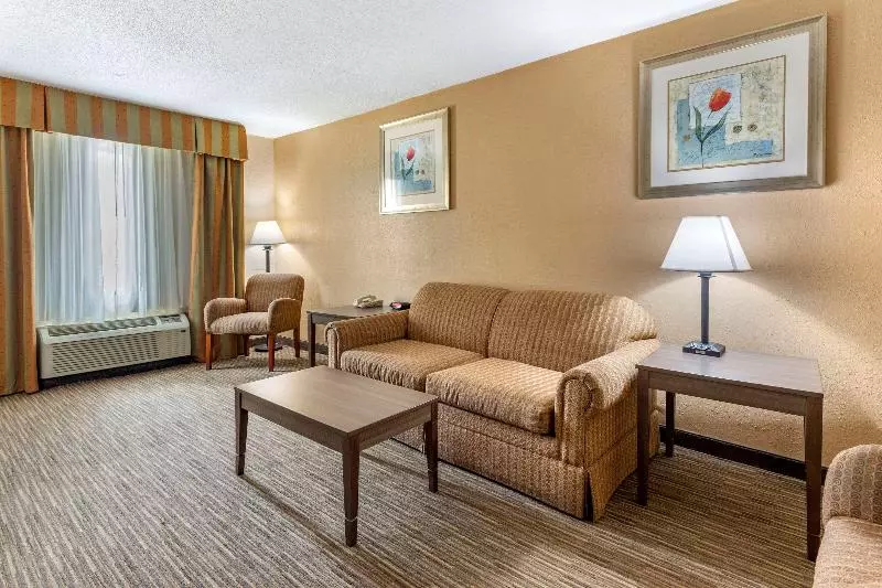 スイート, Quality Inn & Suites Hanes Mall