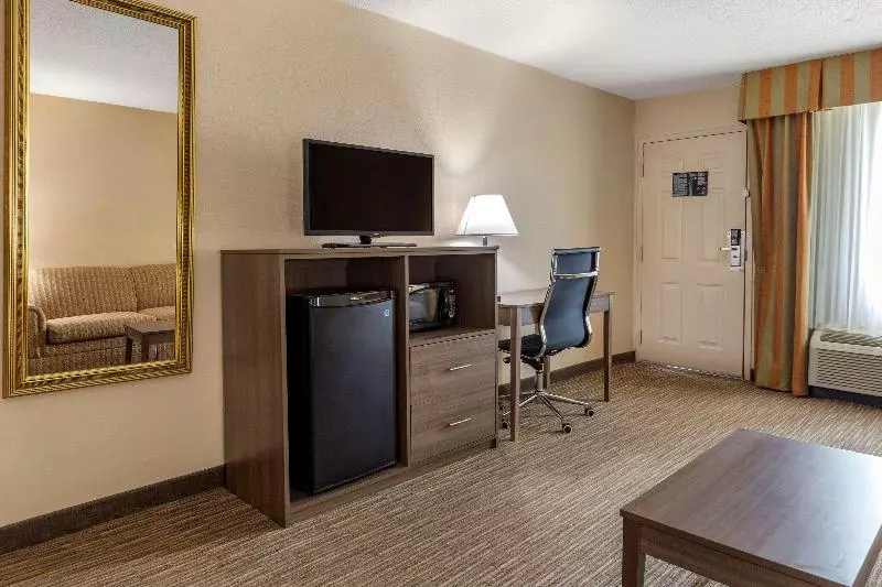 スイート, Quality Inn & Suites Hanes Mall