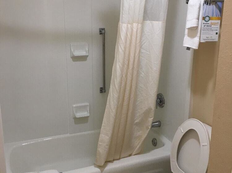Люкс, Quality Inn & Suites Hanes Mall