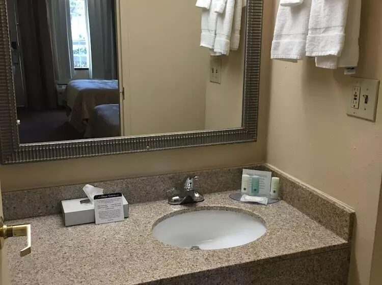 スイート, Quality Inn & Suites Hanes Mall