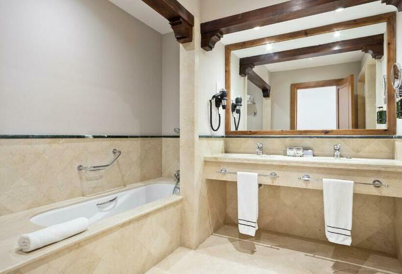 سوییت جونیور, The Level At Melia Villaitana