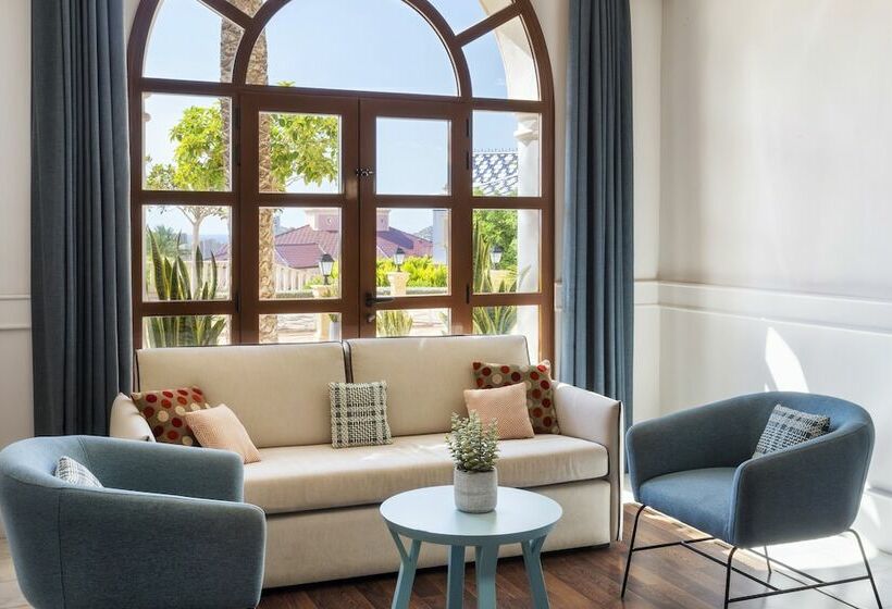 سوییت جونیور, The Level At Melia Villaitana