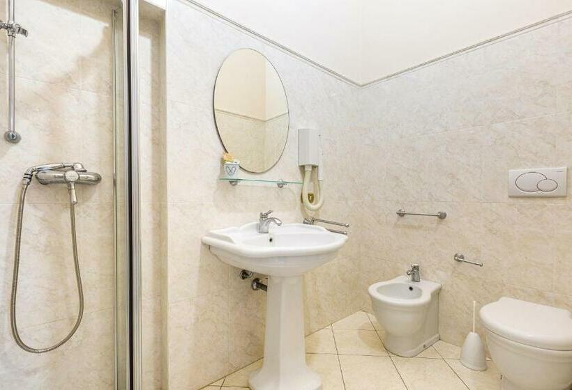 غرفة قياسية ثلاثية, B&b Luxury Da Salvatore